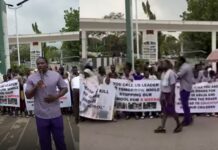 Teachers’ Strike: Activist VeryDarkMan Gathers School Kids At FCT Minister Wike’s Office As Pupils Chant “A For Asiwaju, B For Bola, C For Corruption”